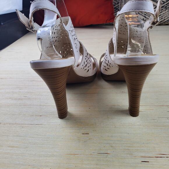 ME TOO | Sophia | White | Perforated Heeled Sandals | Size 8.5 - Picture 4 of 8